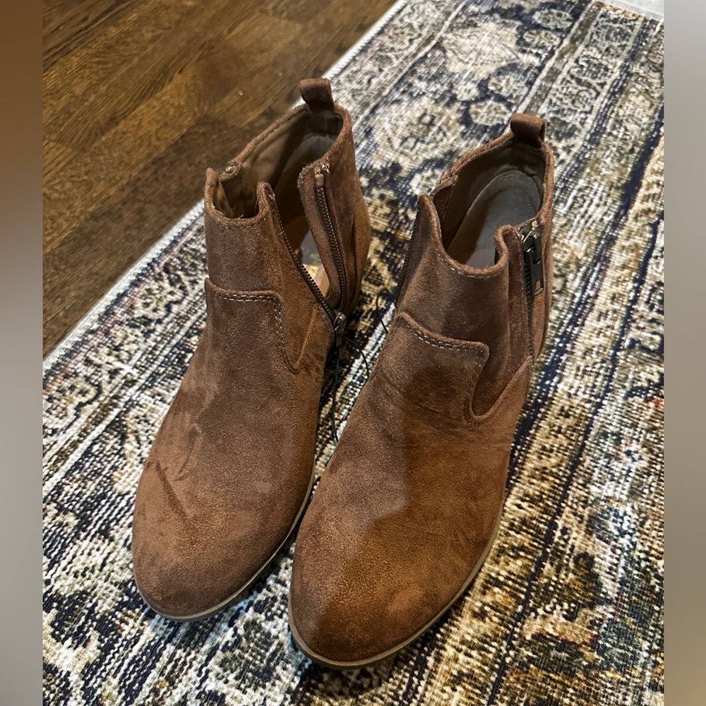 Arizona booties size 7.5 brand new never worn